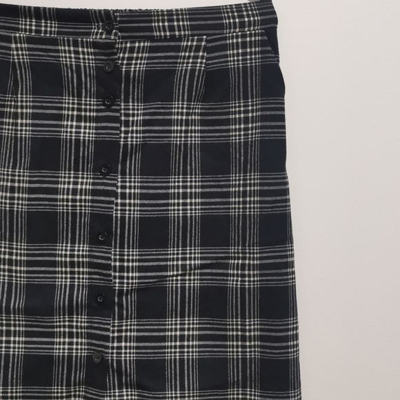 🌸 Navy Blue Plaid Skirt 🌸 - Picture 2 of 5